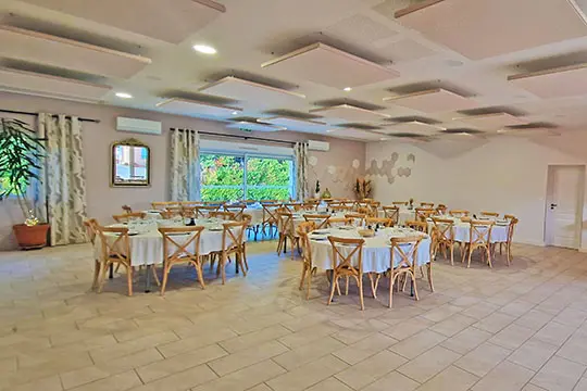 La salle de reception entièrement rénovée et équipée La salle de reception entièrement rénovée et équipée