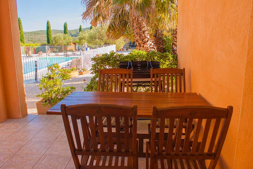 Les gîtes Espérou, Vaccares, Scamandre, Cévenol et Ventoux ont une terrasse privative couverte