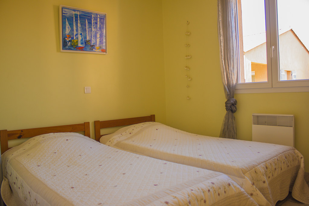 Chambre vert anis lits 90x190