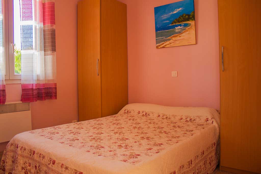 Room Lila bed 140x190 gites Espérou, Vaccares, Scamandre, Cévenol
