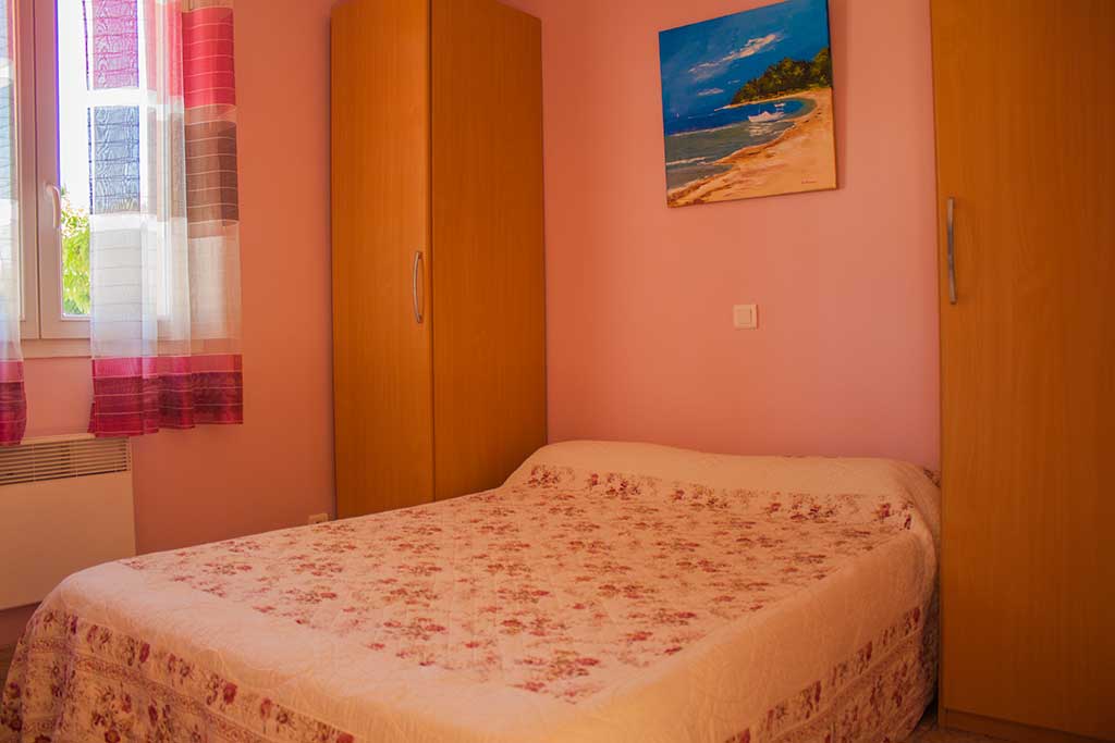 Chambre Lila lit 140x190 des gîtes Espérou, Vaccares, Scamandre, Cévenol