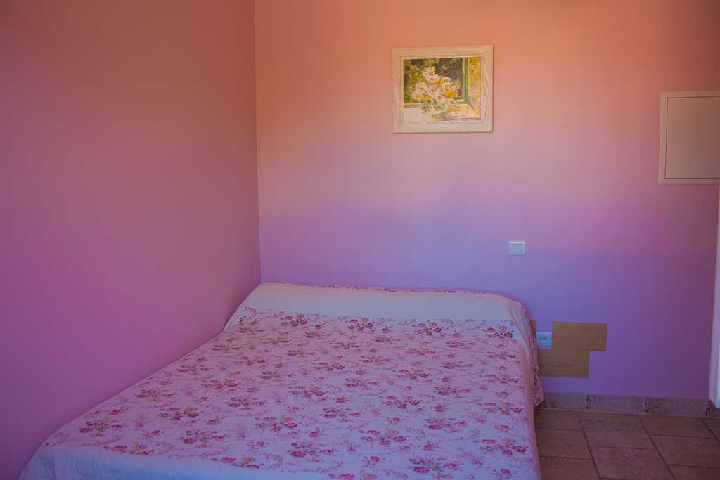 Chambre lila lit 190x140 surélevé