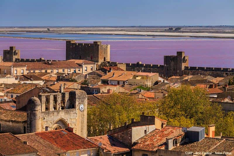 Aigues Mortes ses remparts et salins