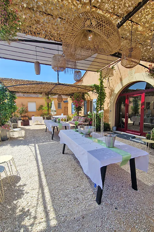 Apéritif de mariage convivial sous la pergola végétalisée du Mas des Sagnes à Collias, près d'Uzès et du Pont du Gard.