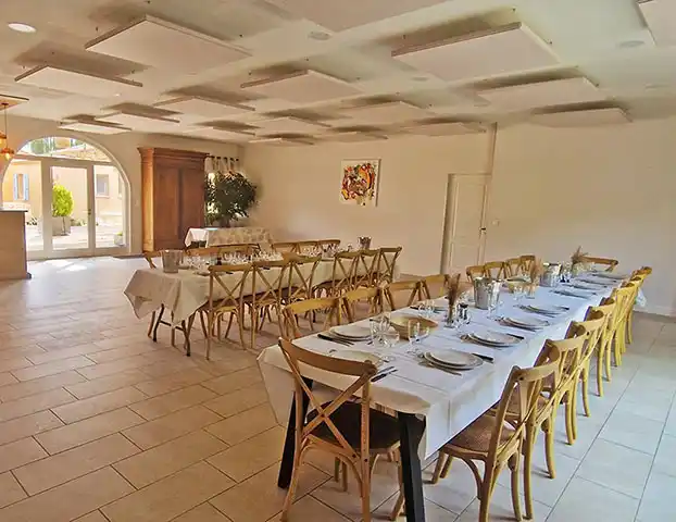 Salle de réception 100m² avec tables rondes et chaises crossback, Mas des Sagnes