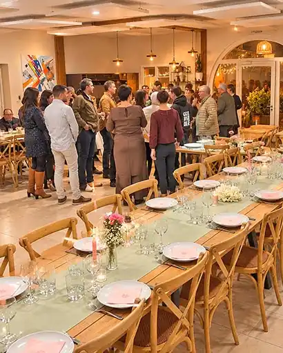 Grande table conviviale dressée dans la salle de réception du Mas des Sagnes pour un anniversaire ou une réunion de famille avec hébergement sur place dans le Gard.