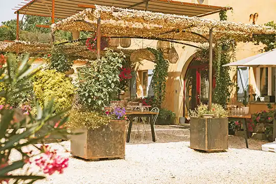 Place de la Provence et pergola, Mas des Sagnes