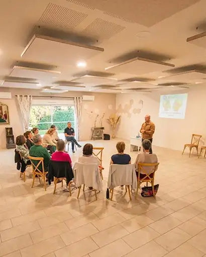 Petit groupe en formation dans la salle de réception du Mas des Sagnes à Collias, entre Uzès et le Pont du Gard