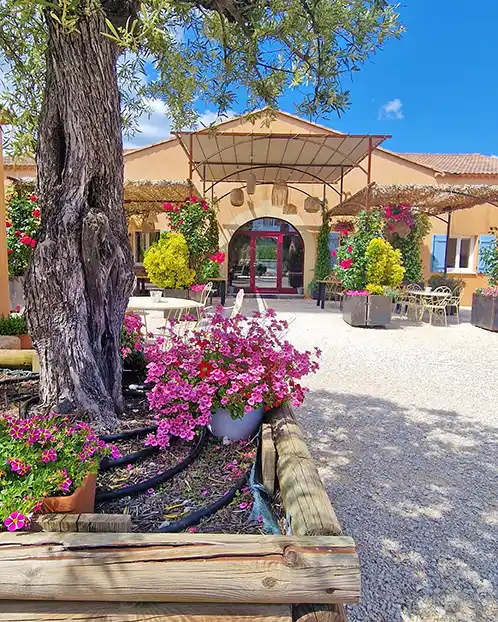 Vue de la Place de la Provence avec pergola