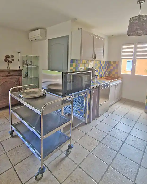 Espace traiteur cuisine équipée du gîte Luberon, four et lave-vaisselle pro