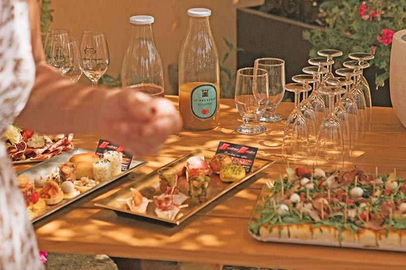 Buffet d'accueil et apéritif du vendredi soir au Mas des Sagnes dans le Gard