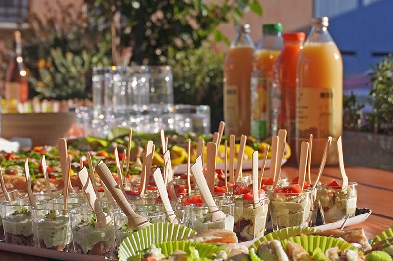 Brunch convivial du dimanche midi en extérieur au Mas des Sagnes dans le Gard