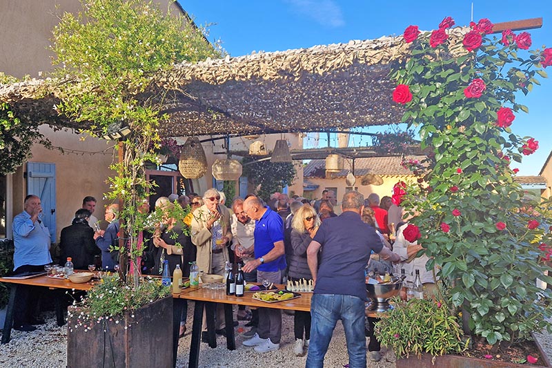 Cocktail déjeunatoire en extérieur pour séminaire d'entreprise au Mas des Sagnes, près d'Uzès dans le Gard