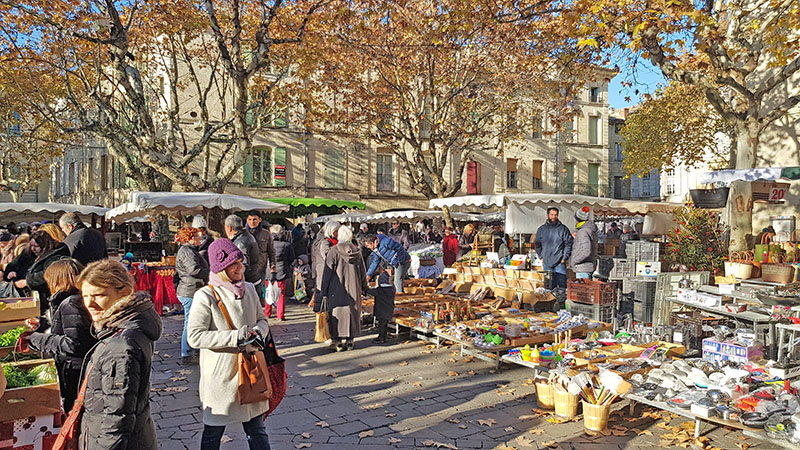 Produits frais et locaux du marché d'Uzès sur la place aux Herbes