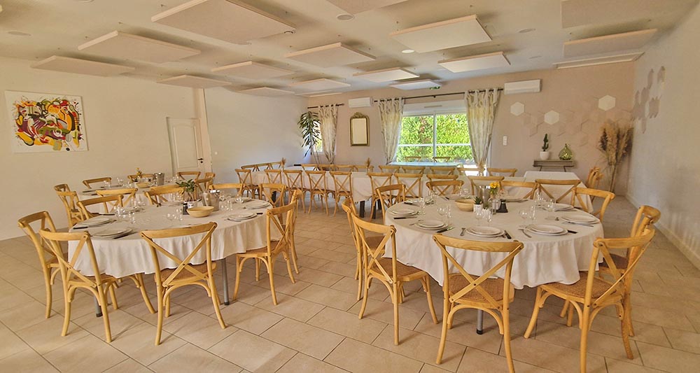 Salle de réunion modulable 100m² pour séminaire d'entreprise au Mas des Sagnes dans le Gard