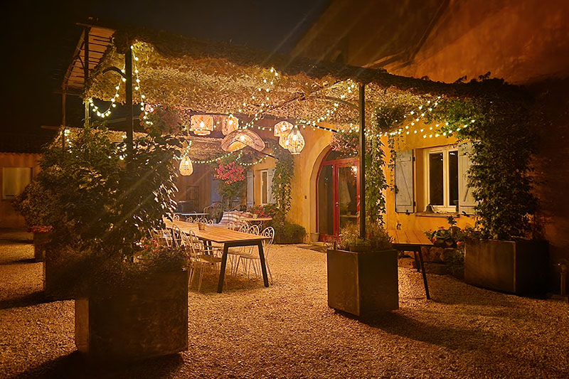 Espace pergola pour cocktail et repas de fin d'année d'entreprise au Mas des Sagnes, Gard