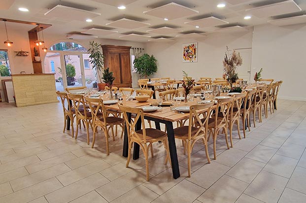 Repas de fin d'année et soirée d'entreprise sous la pergola du Mas des Sagnes, lieu privatisé dans le Gard