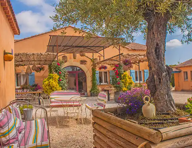 Le Mas des Sagnes, Place de la Provence, Espace pergola